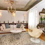 شقة Neoclassical Luxury *