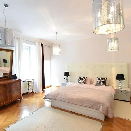 Apartment Neoclassical Luxury *